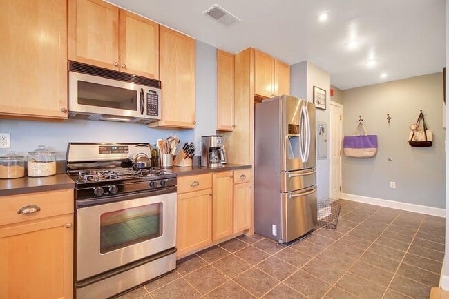 Building Photo - 610 Newark St.