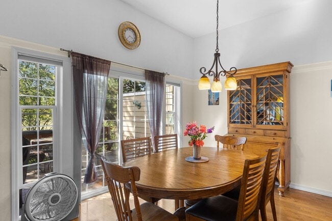 Building Photo - Reese's Retreat!!  2 BR + Den/2.5 BA White...
