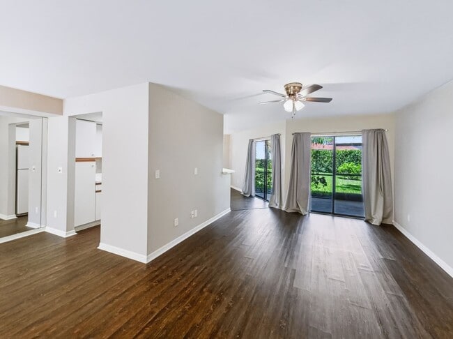 Building Photo - ** COACH HOMES @ BERKSHIRE LAKES ** 2 BED / 2 BATH - 1ST FLOOR CONDO - GARAGE - ANNUAL RENTAL