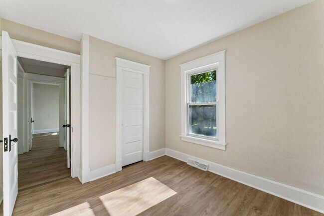 Building Photo - Charming 2-Bedroom Haven in Kansas City Northland!