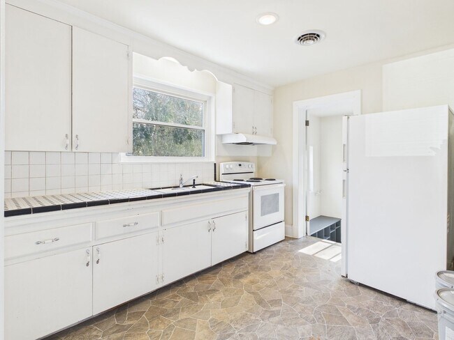 Building Photo - 1815 Powell Rd