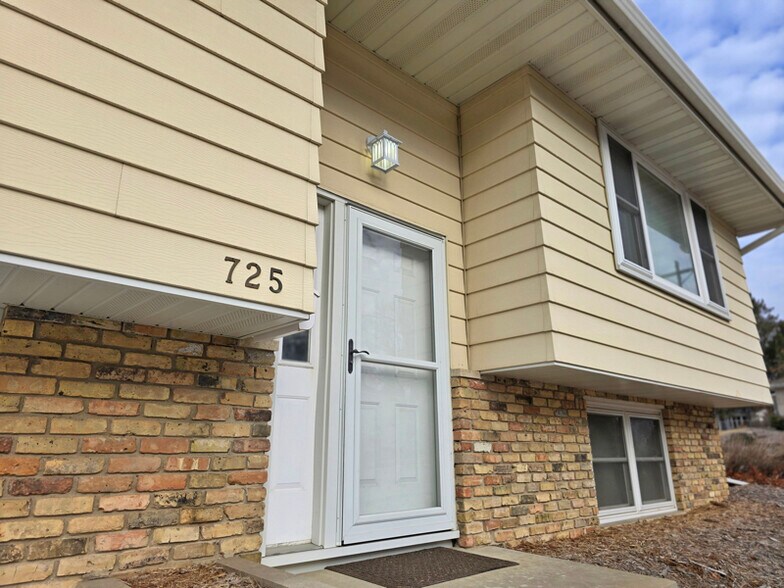 Building Photo - 725 Elton Hills Dr NW