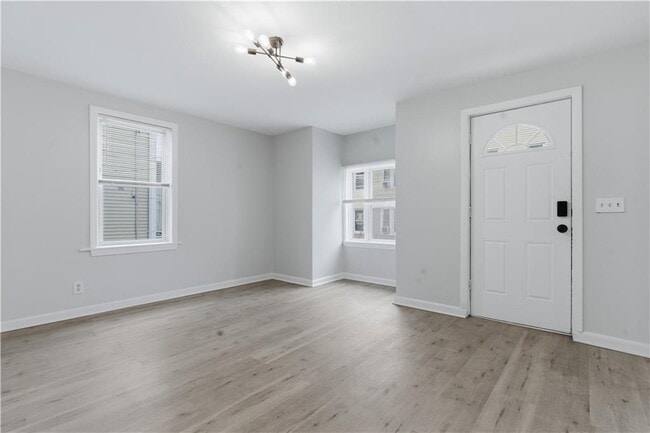 Building Photo - 92 Sylvian St