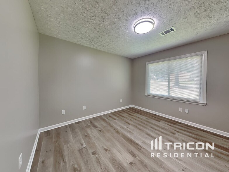 Building Photo - 166 Hill Ln