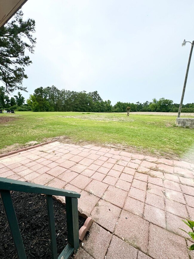 Building Photo - Move in ready! Fully Renovated with attent...