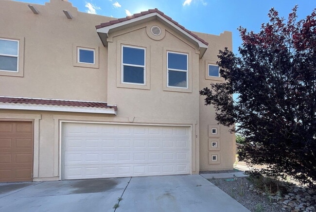 Building Photo - Two story 3 bedroom!