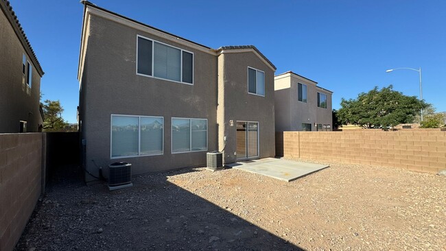 Building Photo - SW 2 story 4 bdrm Large yard