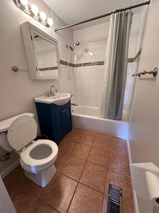 Building Photo - Cozy 2 Bed/1 Bath Single Family Home in Ea...
