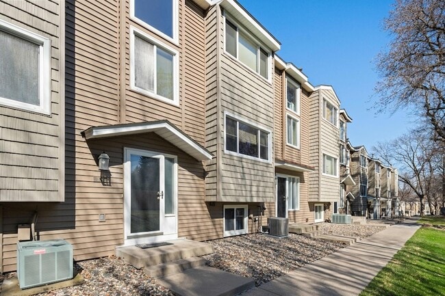 Building Photo - 304 Pondridge Cir