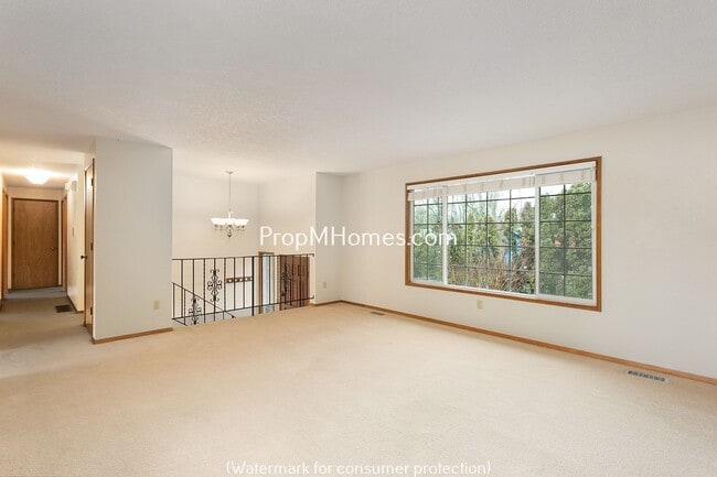Building Photo - Spacious Four Bedroom Split-Level Home In Milwaukie!