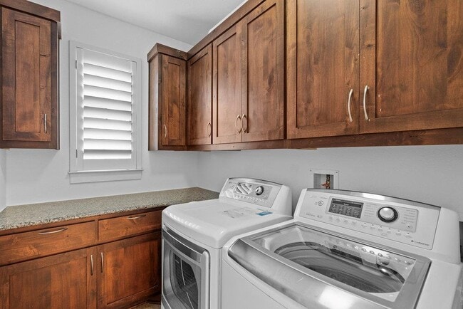 Building Photo - 6533 E Hill Dr