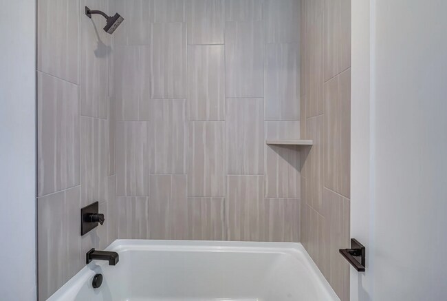 Building Photo - Spacious Westside Home with Loft and Upgra...