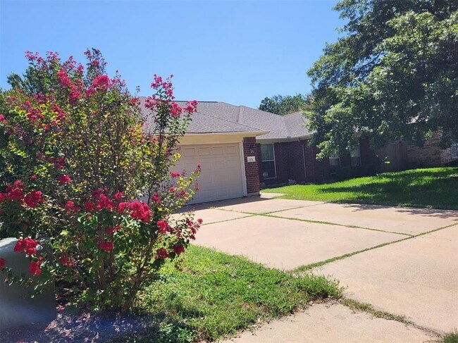 Building Photo - 304 N Kings Canyon Dr