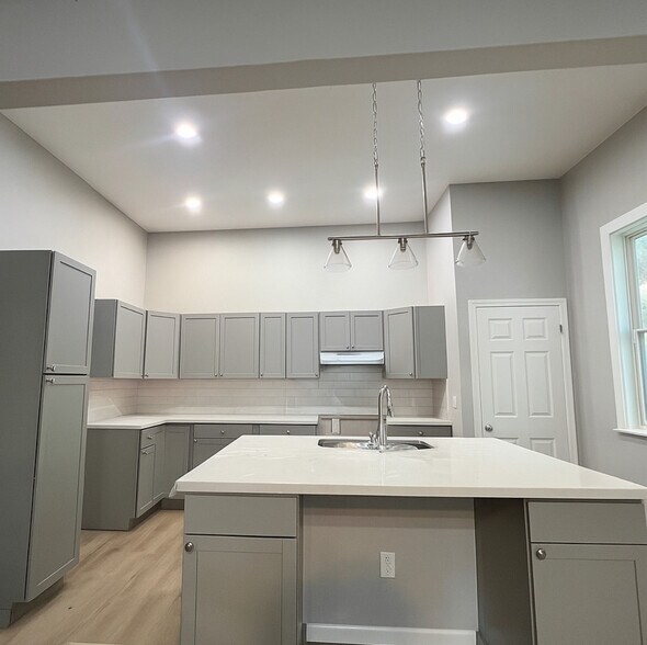 Building Photo - 423 Arthur St