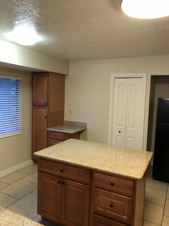 Building Photo - Duplex Available In Gorgeous Holiday Area