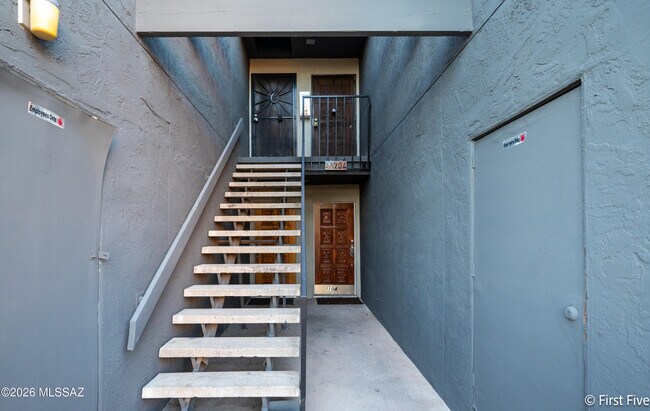 Building Photo - 816 S Langley Ave