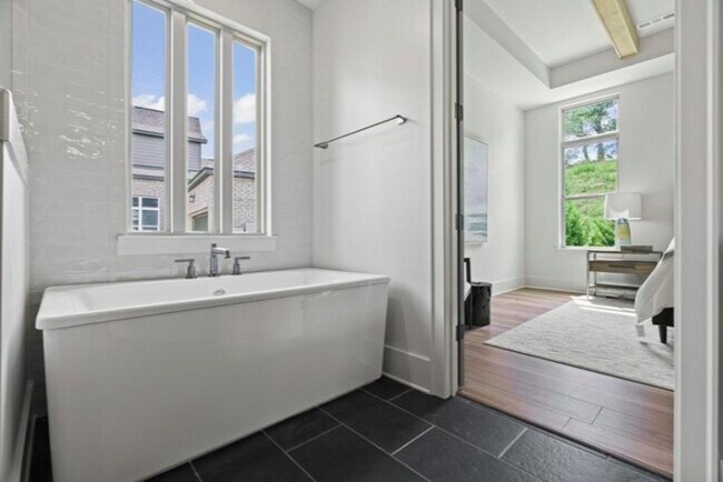 Building Photo - Luxurious 5 Bedroom, 3 Bathroom Home in Mc...