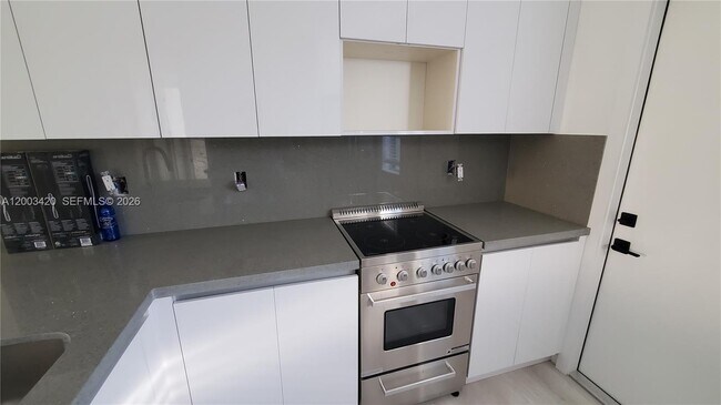 Building Photo - 215 Zamora Ave