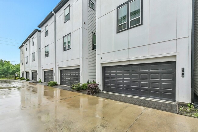 Building Photo - 2804 Grand Fountains Dr