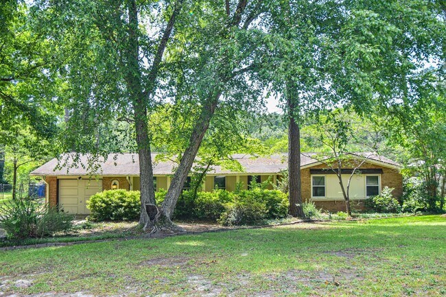 Building Photo - 3 Bedroom 2 Bathroom Home- Pets Considered