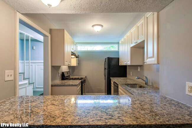 Building Photo - 1790 Lyle Ave