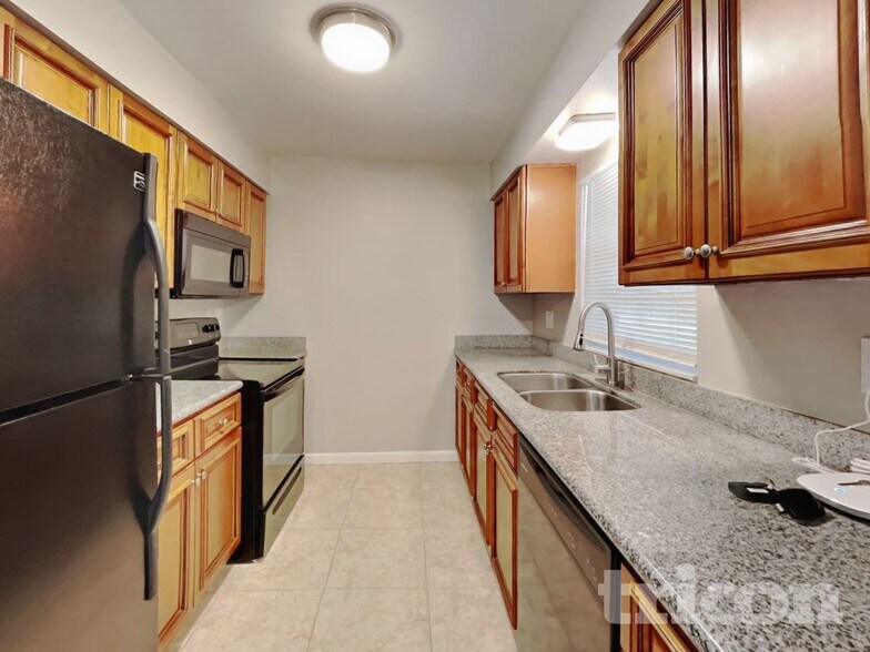 Building Photo - 1002 Saxon Ct