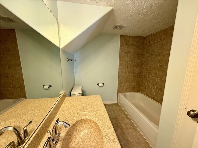 Building Photo - 3410 Skyline Village Dr