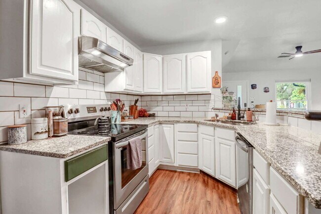 Building Photo - "Charming 3-Bed, 2-Bath Oasis on West Mistletoe Avenue – Spacious 1140 Sq Ft in San Antonio!"