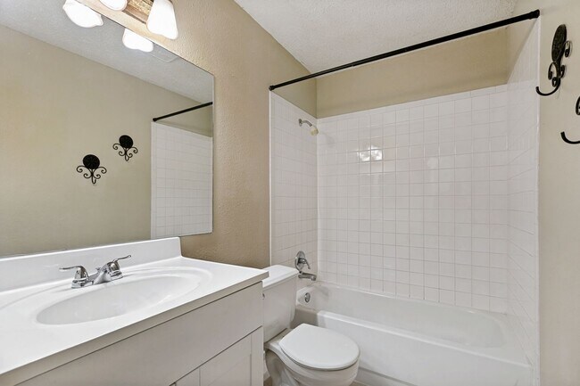 Building Photo - 3-Bedroom Home in Oxbow Neighborhood