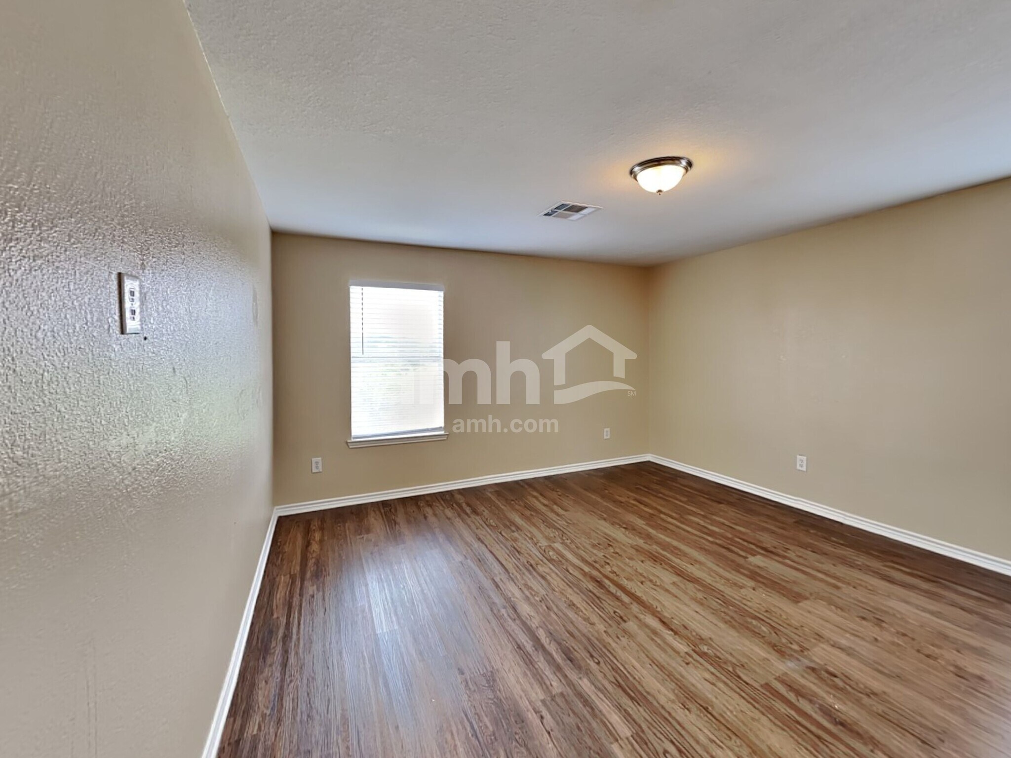 Building Photo - 226 Golden Oak Dr