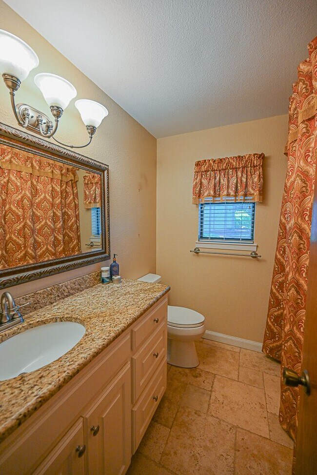 Building Photo - Beautiful 3 bedroom 2 bath Runaway Bay,  TX