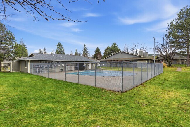 Building Photo - 6121 E 6th Ave