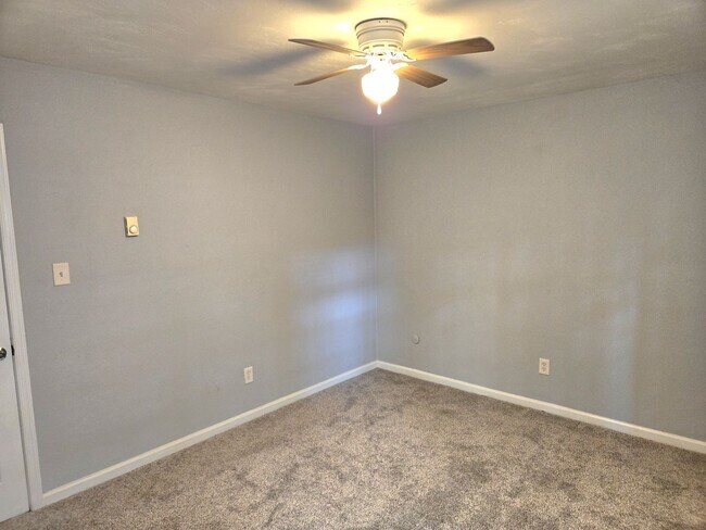 Building Photo - 703 S Rosemont Rd