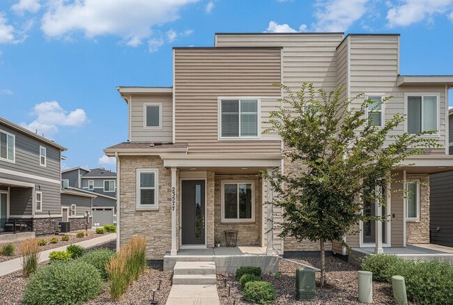 Primary Photo - Spacious 3 bedroom home in the heart of Ly...