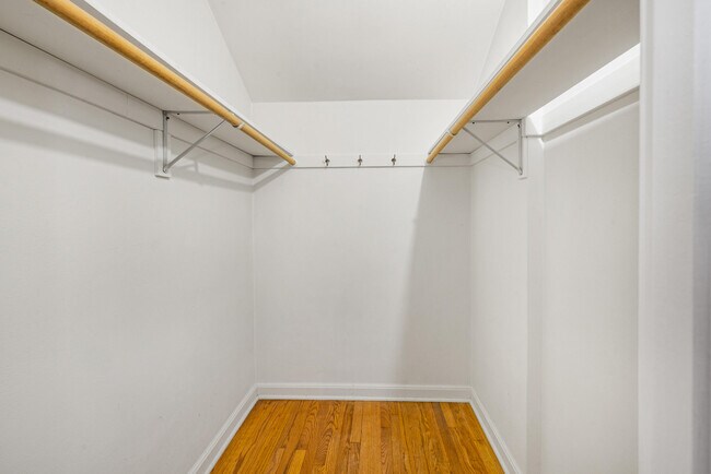 Building Photo - 5873 N Santa Monica Blvd