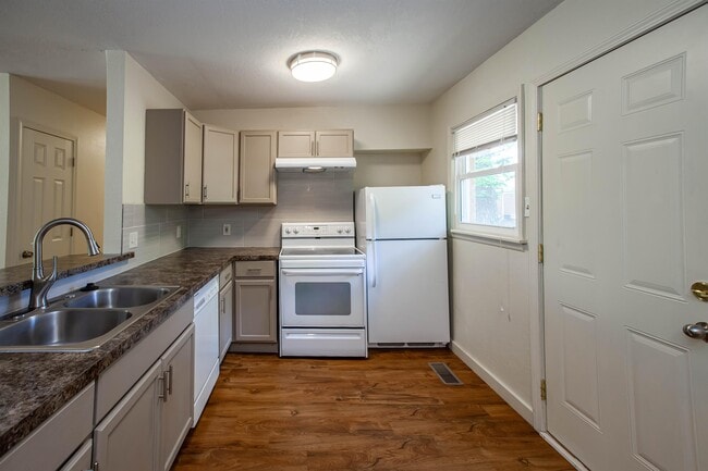 Building Photo - 2031 College View Rd