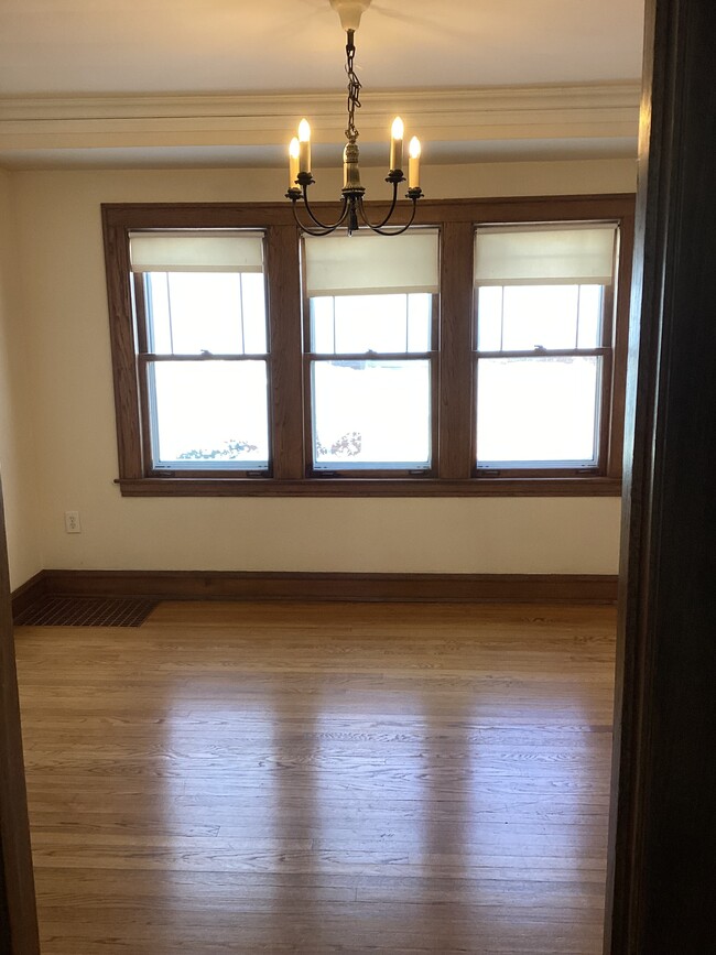 Dining room - 1015 W Hillgrove Ave