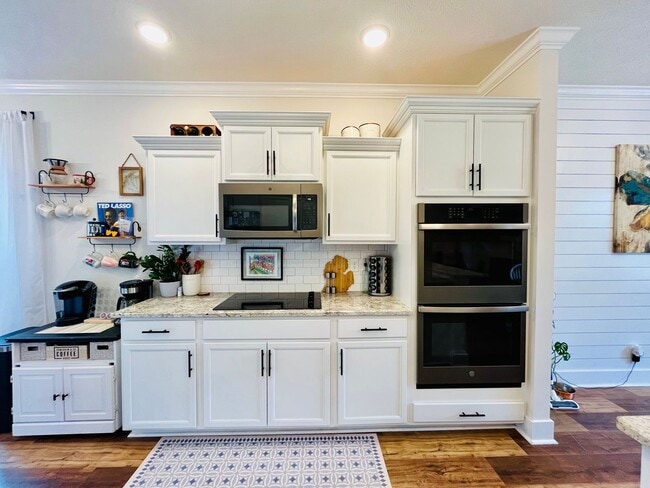 Building Photo - Georgous Large Open Floor Plan Home with Easy Commute to Nashville