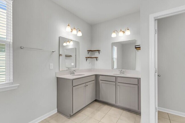 Building Photo - 425 Ribiero Dr