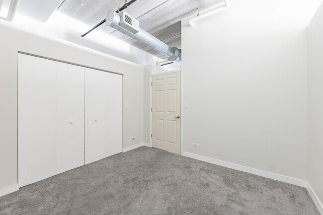 Building Photo - 811 W 15th Pl