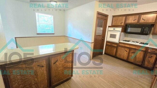 Building Photo - 3 Bed 2 Bath with ALL the Amenities!