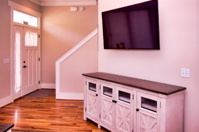 Building Photo - Leasing for FALL 2026! 3Bed/3Bath Townhouse walking distance to FSU! $850/bedroom