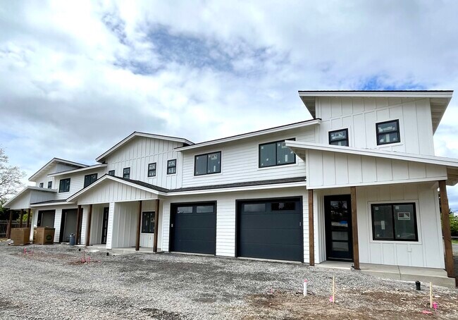 Building Photo - 1622 W Antler Ave