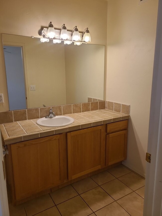 Building Photo - Beautiful 3 bedroom 2 bathroom with washer...