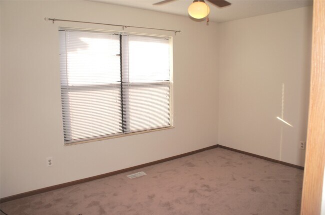 Building Photo - 1420 Royal Oak Ct