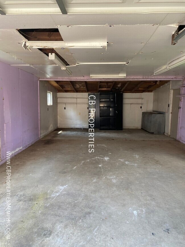 Building Photo - 3 Bed and 1.5 Bath Home