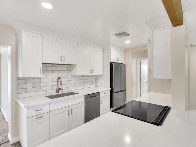 Building Photo - 544 W 17th Pl
