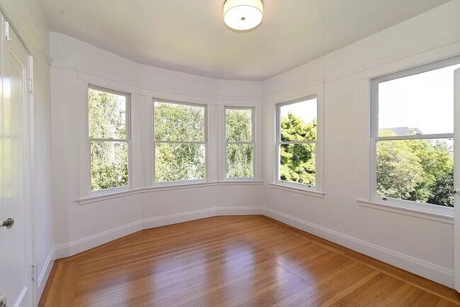 Building Photo - TOP FLOOR 3 BEDROOM FLAT