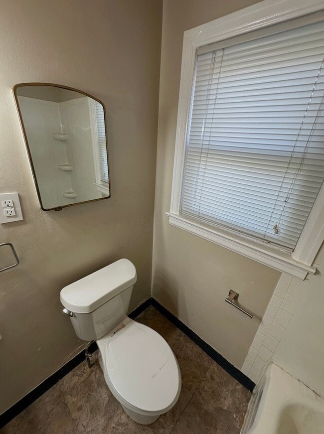 Building Photo - 1 bed 1 bathroom Single Family Home