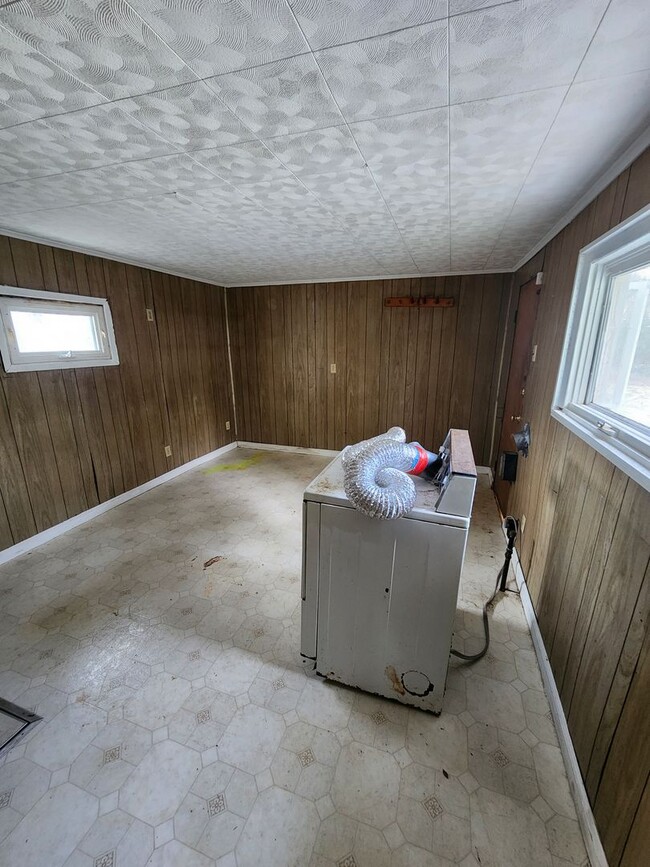 Building Photo - Three Bedroom Single Family Home!